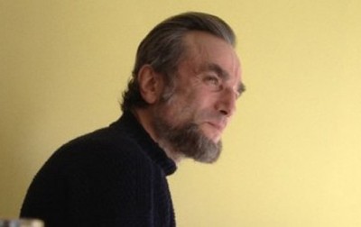 The Lincoln beard follows Daniel Day-Lewis even as he eats lunch off the set.