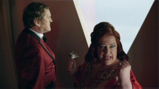 The Queen of Hearts (Kathy Bates) doesn't respond well to threats whereas the King (Colm Meaney) just doesn't respond at all.
