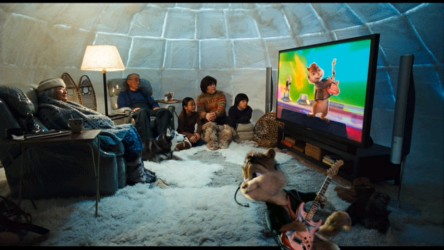 This scene appears in both the movie and the "'Munk Music Machine" bonus feature, but that superimposed Simon appears only in the latter. Why's he there? Your guess is as good as mine.