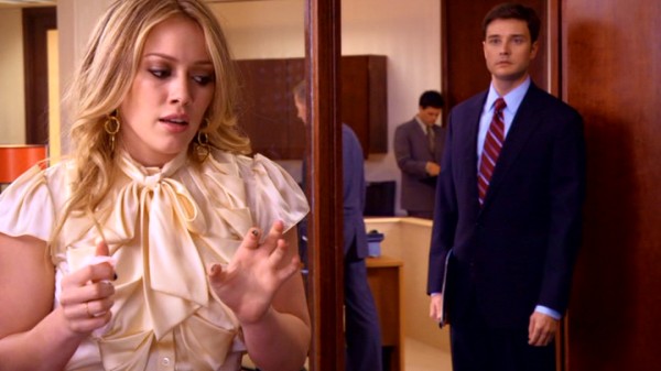 Fashionable working girl Lane Daniels (Hilary Duff) retrieves her resignation note before her stiff of a boss (Michael McMillian) can see it.