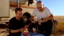 Stranded in the desert, Jesse and Walt try to use chemical know-how to create a makeshift engine.