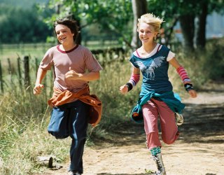 The two fastest kids in school -- Jess (Josh Hutcherson) and Leslie (AnnaSophia Robb) -- share a friendly run in "Bridge to Terabithia."