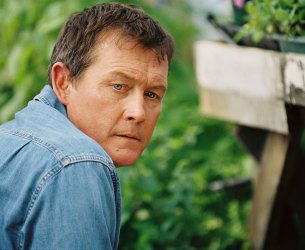Robert Patrick (of "Terminator 2") plays Jess's stern father Jack Aarons.