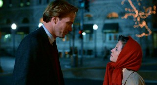 Though new guy Tom Grunick (William Hurt) is more charismatic than sharp-witted, he stands a better chance of wooing Jane (Holly Hunter) than her longtime friend/colleague Aaron.