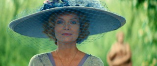 Although she's sooo skinny as to not conform to the era's beauty ideals, Lea de Lonval (Michelle Pfeiffer) has done quite well for herself as a high-class courtesan.