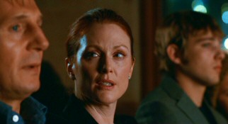 Catherine Stewart (Julianne Moore) casts an unfriendly glare at David (Liam Neeson), the husband she suspects is unfaithful to her.