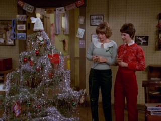 Laverne (Penny Marshall) and Shirley (Cindy Williams) wait for their Christmas tree's "blinker" lights to turn back on in "O Come All Ye Bums."