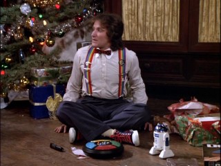 A first Christmas calls for excitement (an emotion Robin Williams knows a thing or two about), as Mork sits under the tree with Simon and R2-D2.