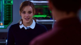 An alien virus puts Simmons (Elizabeth Henstridge) in quarantine and gives her just two hours to live in "FZZT."