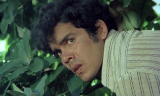 In "ˇAlambrista!", illegal Mexican immigrant Roberto Ramírez (Domingo Ambriz) narrowly eludes American law officers on multiple occasions.