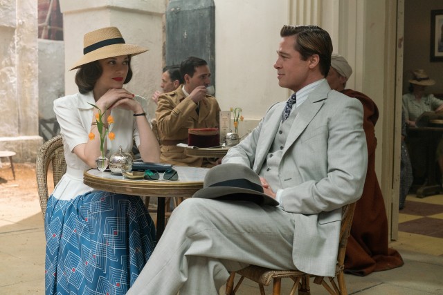 Spotting someone who could blow his cover, Max Vatan (Brad Pitt) needs to sneak off from his meal with Marianne Beausejour (Marion Cotillard).