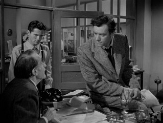 Wealthy newspaper reporter Jack Burden (John Ireland) gets his assignment to write about Willie Stark.