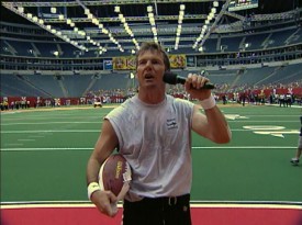 Dennis Quaid bores the small gathering of extras playing fans in the HBO First Look special "Full Contact."