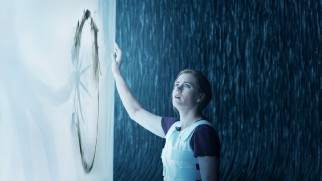 Louise (Amy Adams) gets close to the heptapods on the Arrival Blu-ray menu.