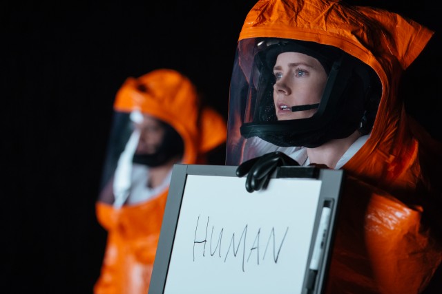 In "Arrival", linguist Louise Banks (Amy Adams) tries to acquaint herself with alien visitors' language and to teach them English.