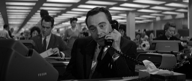 At work, C.C. "Bud" Baxter (Jack Lemmon) has his hands full, not with insurance but with scheduling executives into his apartment for trysts.