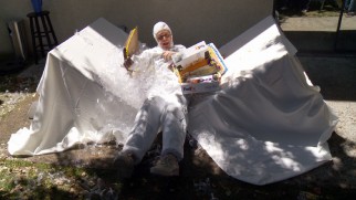 Johnny Knoxville works out his wedding crasher stunt with Fed Ex boxes and other props standing in for a wedding cake in this behind the scenes video.
