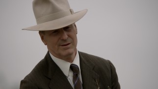Academy Award winner William Hurt plays Frank Hamer, the legendary lawman who comes out of retirement to catch the criminal couple.