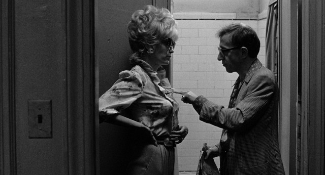 Mob widow Tina Vitale (Mia Farrow) and theatrical manager Danny Rose (Woody Allen) make for an odd fake couple on the run in "Broadway Danny Rose."