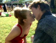 Alicia Silverstone and Jeremy Sisto demonstrate how to play Suck 'n Blow in this tutorial.