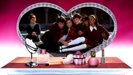 The students of Beverly Hills High pose in a heart-shaped mirror on the Blu-ray's girly menu.