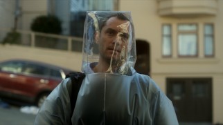 Australian medical blogger Alan Krumwiede (Jude Law) defends himself in a contamination suit.