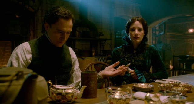 There's something off about the Sharpe siblings Thomas (Tom Hiddleston) and Lucille (Jessica Chastain).