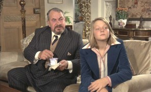 Harry Brundage (Leo McKern) and Casey Brown (Jodie Foster) in the midst of a con act.
