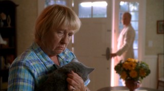 Dave puts the pressure on a vulnerable Karen McCluskey (Kathryn Joosten) with a threat to her cat.