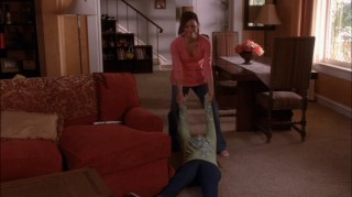 With Carlos putting in long hours at work, Gaby (Eva Longoria Parker) employs some innovative child discipline at home.