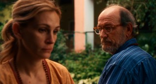 At an ashram in India, hip-shooting Richard from Texas (Richard Jenkins) takes an interest in Liz (Julia Roberts), whom he dubs "Groceries."