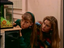 Stephanie and poorly-treated neighbor Kimmy Gibbler (Andrea Barber) team up for some sleuthing in Steve's apartment in "The Prying Game."