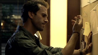 Just as he saw in his vision of the future, FBI agent Mark Benford (Joseph Fiennes) is working on his investigation board and wearing a friendship bracelet.