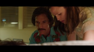 Ron (Matthew McConaughey) and Eve (Jennifer Garner) disagree on how to treat a crashing Rayon in this deleted scene.