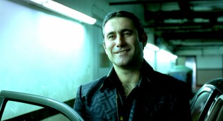 Owner Señor Juan (Sergi López), nickname: Sneaky, is behind the Baltic Hotel's organ donation for passport black market.