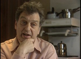 Director Stephen Frears discusses "Dirty Pretty Things" in this short making-of featurette and at greater length in a dull, sporadic audio commentary.