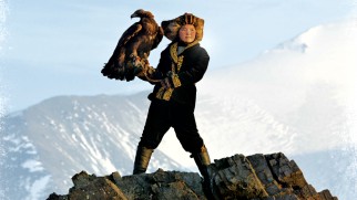 The Eagle Huntress Blu-ray's basic main menu adapts the film's theatrical poster art, which also has been recycled as a cover image.