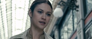 On the side of the conspiracy but clinging to some sympathy is Ben's former colleague Anna Brandt (Olga Kurylenko).