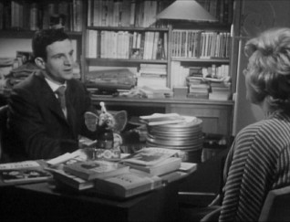 On "Cinpanorama", a bubble-blowing elephant sits in front of Truffaut to mock America, for some reason.