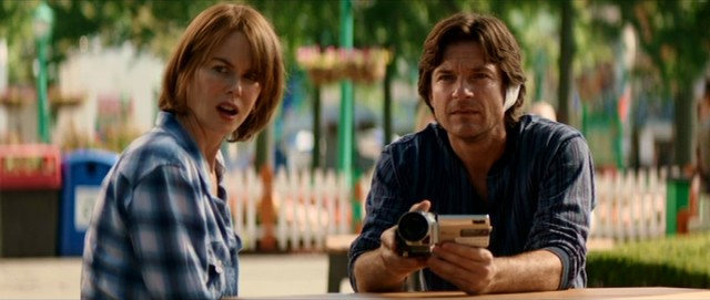 Annie (Nicole Kidman) and Baxter Fang (Jason Bateman) reluctantly agree to watch and record their parents' performance art involving a forged coupon and a food stand.