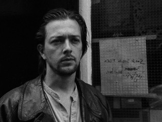 Scruffy aspiring writer Bill (Jeremy Theobald) looks for inspiration by following and observing random people on the street.