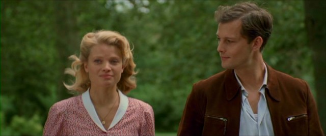 Lna (Mlanie Thierry) grows fond of Jean (Nicolas Duvauchelle), her husband's younger brother.