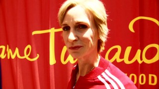 Is that the real Jane Lynch or just Madame Tussauds Hollywood's wax sculpture of her? Take a guess! (It's wax.)