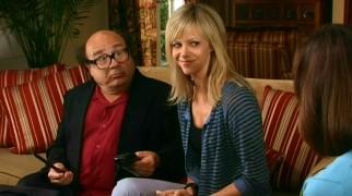 Let go from Paddy's, Frank (Danny DeVito) and Dee (Kaitlin Olson) try selling knives with shoe-cutting demonstrations in "The Great Recession."
