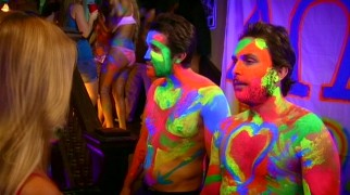 Charlie (Charlie Day) and Mac (Rob McElhenney) get the college experience they missed out with a neon body-painting party held at Dennis' old frat house.
