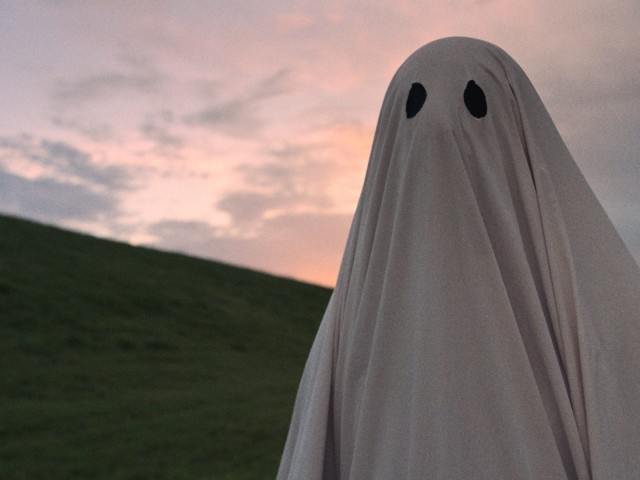 In "A Ghost Story", a man (Casey Affleck) dies and returns as a ghost with a white bedsheet over his head.