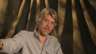 Director Stephen Gaghan discusses "Gold" in making-of featurettes.