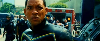 Cleanly-shaven, polite, and donning his own costume, Hancock helps out the Los Angeles Police Department on a tense bank robbery with hostages.