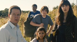 Elliot (Mark Wahlberg), Jess (Ashlyn Sanchez), Alma (Zooey Deschanel), and their companions Josh (Spencer Breslin) and Jared (Robert Bailey Jr.) observe the symptoms of other evacuees.