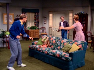 With fly swatters for rackets and their floral couch for a net, the Cunninghams teach Fonzie how to play tennis in a precursor to Wii Sports.